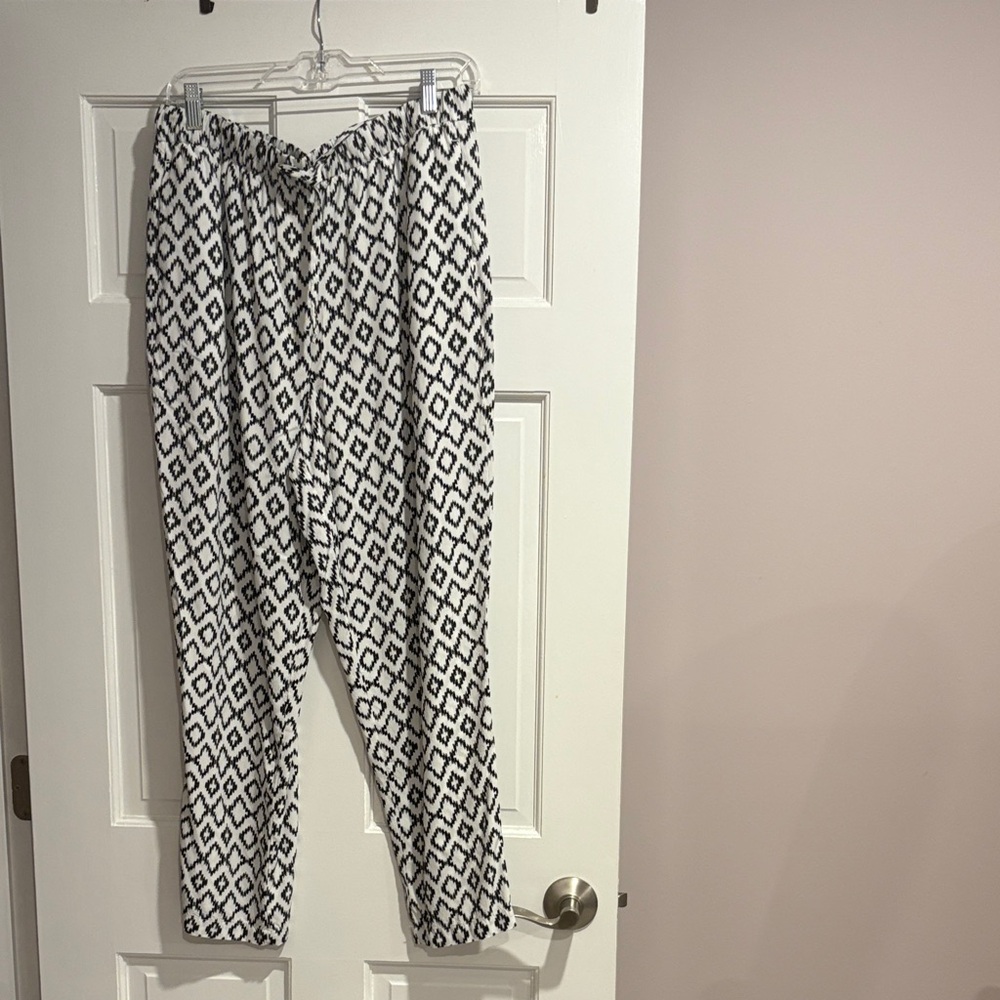 Tahari Black and White Patterned Pants